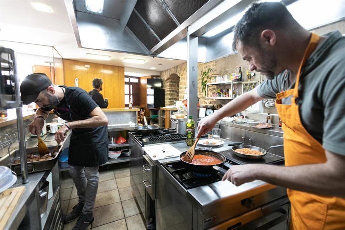 Archivo - Varios cocineros preparan guisos en un local de Vitoria