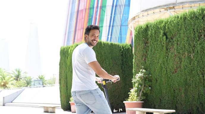 Un trabajador de una de las empresas del PCT participa en el '#RetoeCitySevilla' con un patinete eléctrico