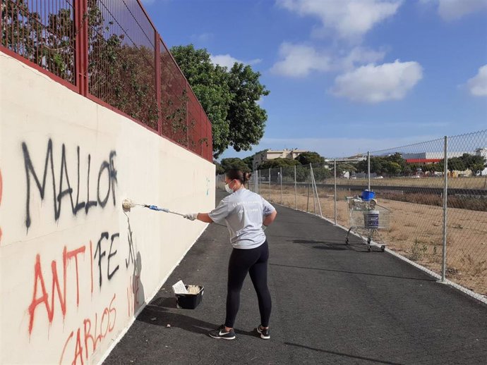 Limpieza de pintadas y grafitis en colegios de Palma.