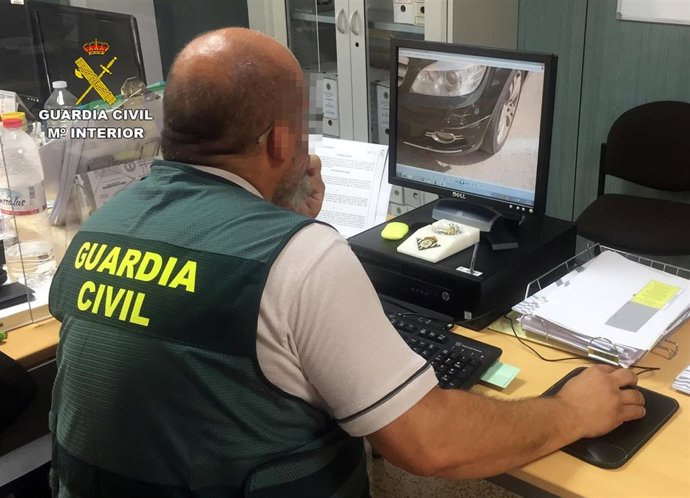 Un agente de la Guardia Civil, durante las pesquisas