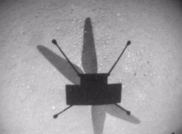 Imagen de la sombra de Ingenuity en el suelo marciano durante el noveno vuelo