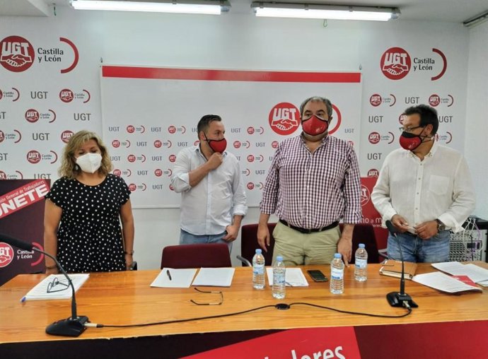 Los secretarios sectoriales de UGT servicios públicos María Pilar Gutiérrez, Miguel Holguín, Tomás Pérez Urueña y Carlos Arenas.