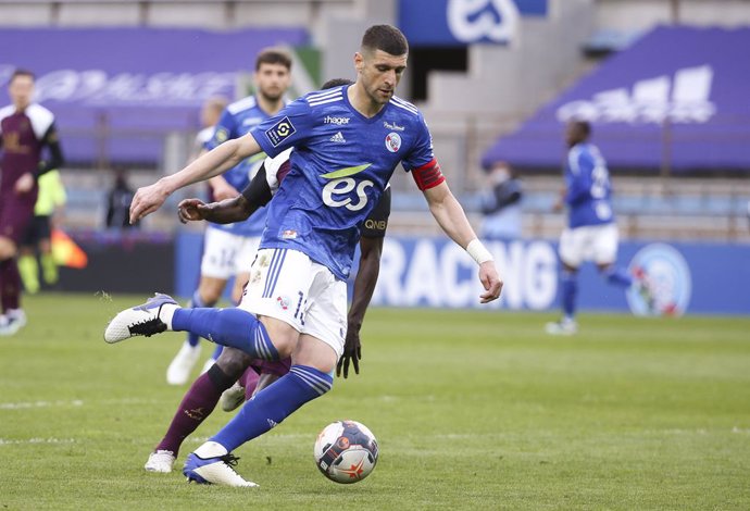 Archivo - Stefan Mitrovic of Strasbourg during the French championship Ligue 1 football match between RC Strasbourg Alsace (RCSA) and Paris Saint-Germain (PSG) on April 10, 2021 at La Meinau stadium in Strasbourg, France - Photo Jean Catuffe / DPPI
