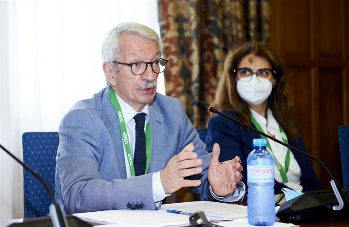 El secretario de Estado de Educación, Alejandro Tiana, interviene en el curso 'La memoria democrática: reconstrucción del pasado en el momento presente' de la UIMP