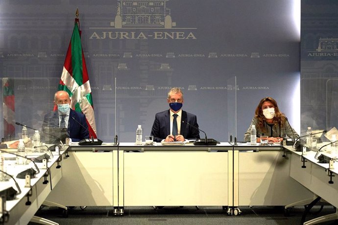Archivo - El Lehendakari, Iñigo Urkullu (c) y la consejera de salud  Gotzone Sagardui durante una reunión del comité asesor del Plan de Protección Civil de Euskadi (LABI), en Vitoria