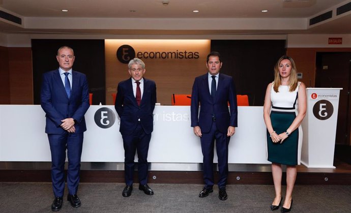 De izda a dcha: el presidente del REFOR, Juan Carlos Robles; el presidente del CGE, Valentín Pich; el presidente de Cepyme, Gerardo Cuerva, y Bárbara Pitarque, autora de la guía