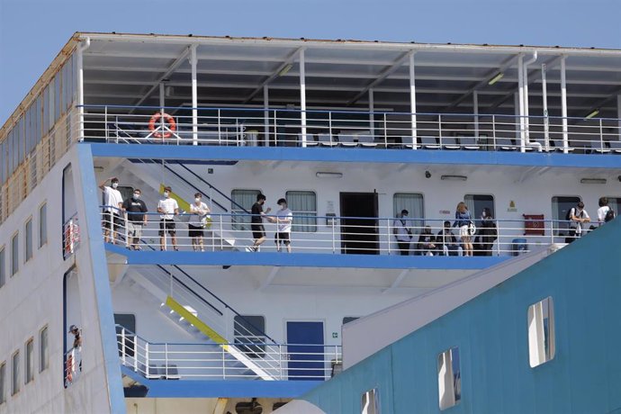 Llegada al puerto de Valencia del ferry donde viajaban 165 de los jóvenes que han estado confinados en el 'hotel puente' Palma Bellver de Palma de Mallorca por un macrobrote de coronavirus