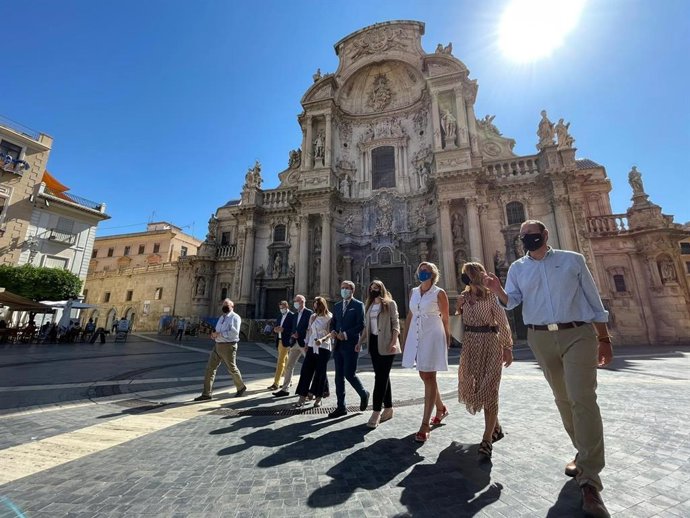 Los ediles del PP, frente a la Catedral de Murcia
