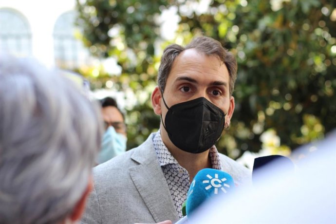 El coordinador general de IU Andalucía, Toni Valero, atiende a los medios.