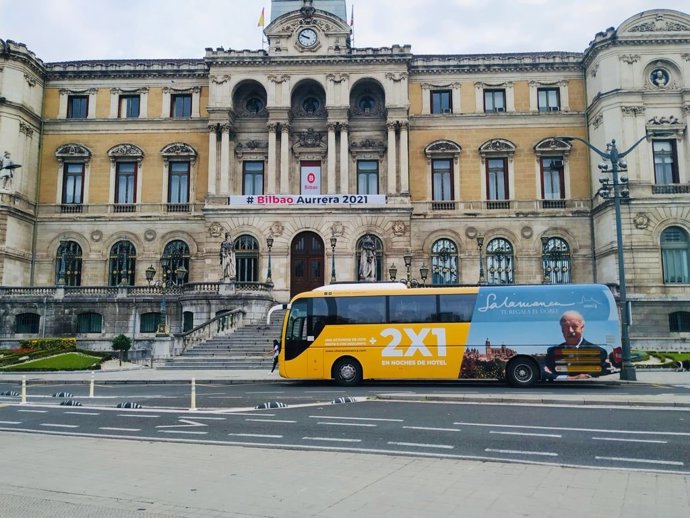 El bus promocional de la campaña 'Salamanca 2x1' en Bilbao.