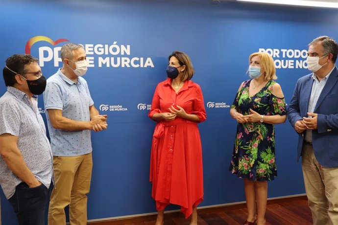 Diputados y senadores se reúnen con la asociación de Fotógrafos de la Región de Murcia