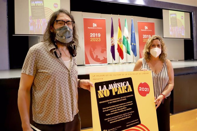 La delegada de Cultura de la Diputación, Salud Navajas, y el responsable de Eureka Discos, Fernando Vacas, presentan la iniciativa 'La música no para'.