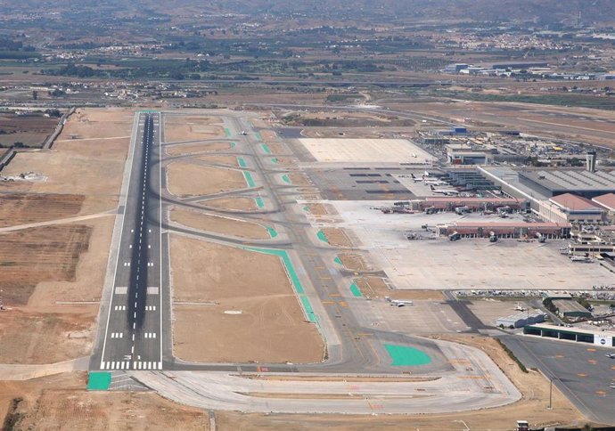 Archivo - Aena da luz verde a las obras de regeneración del pavimento de la pista 13/31 del Aeropuerto de Málaga