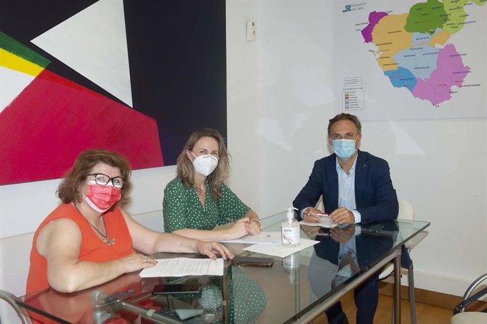 El diputado de Bienestar Social de la Diputación de Cádiz, David de la Encina, durante la reunión en Prado del Rey.