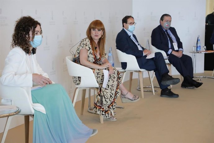 (I-D) La Consellera De Hacienda De Baleares, Rosario Sánchez; El Conseller De Hacienda De La Comunitat Valenciana, Vicent Soler Y El Presidente De La Asociación Valenciana De Empresarios, Vicente Boluda