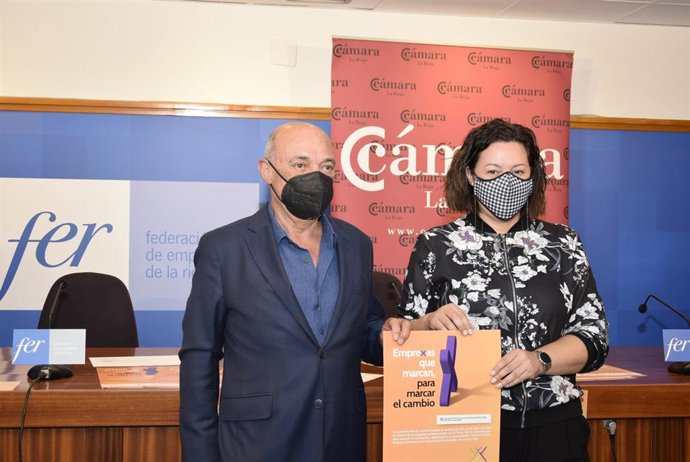 El presidente de la Cámara de Comercio y de la Federación de Empresas de La Rioja, Jaime García-Calzada, y la presidenta de la Plataforma del Tercer Sector, Esther Espinosa, piden a empresas marcar la casilla solidaria en Impuesto Sociedades