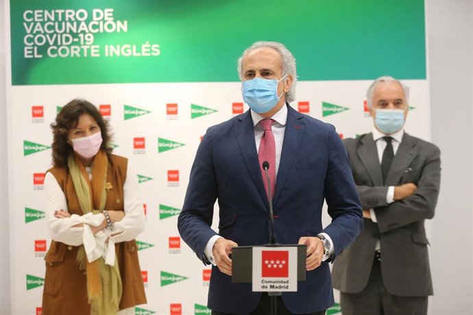 El consejero de Sanidad de la Comunidad de Madrid, Enrique Ruiz Escudero, visita uno de los tres nuevos puntos de vacunación en empresas