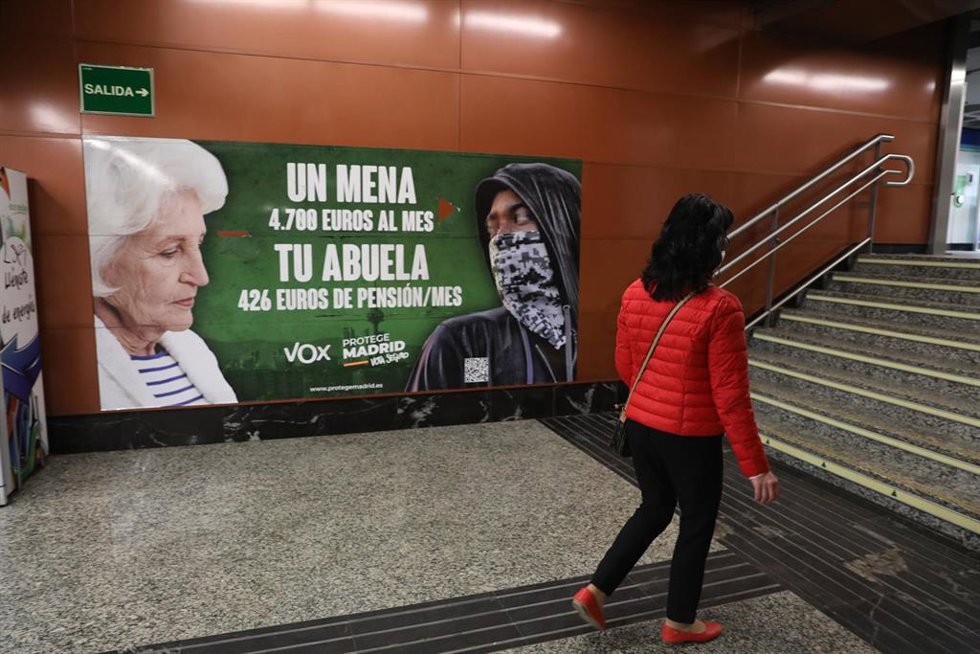 Archivo - Cartel electoral de Vox en la estación de cercanías de Sol, a 21 de abril de 2021, en Madrid (España). La Fiscalía de Madrid ha abierto diligencias ha abierto diligencias de oficio para investigar la presunta comisión de un delito de odio por