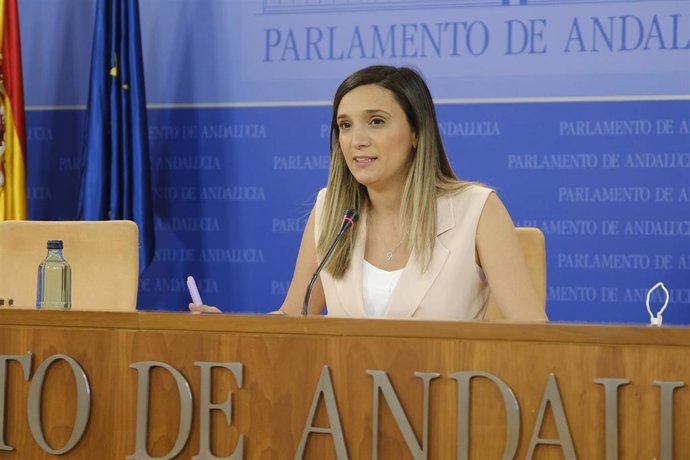 Archivo - La portavoz adjunta del Grupo Socialista, María Márquez, en rueda de prensa en el Parlamento andaluz. (Foto de archivo).