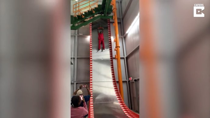 Este hombre con acrofobia vence sus miedos en un empinado tobogán de 9 metros de altura