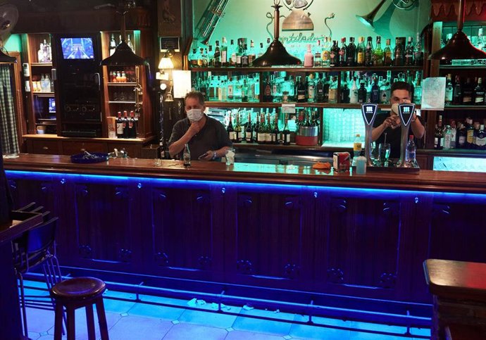 Camareros en un local de ocio nocturno