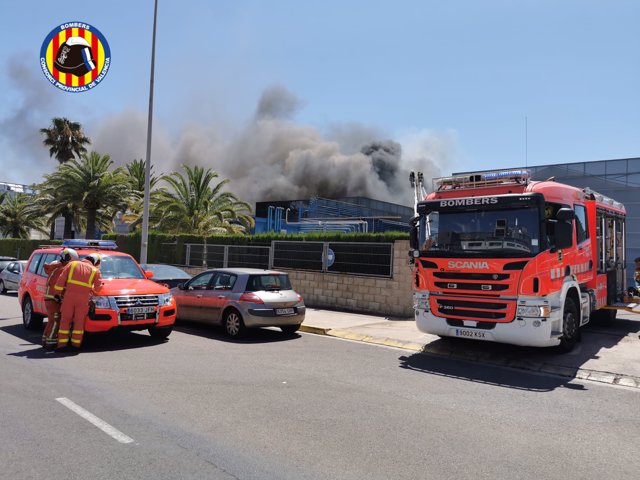 Bomberos sofocan el incendio en una empresa química