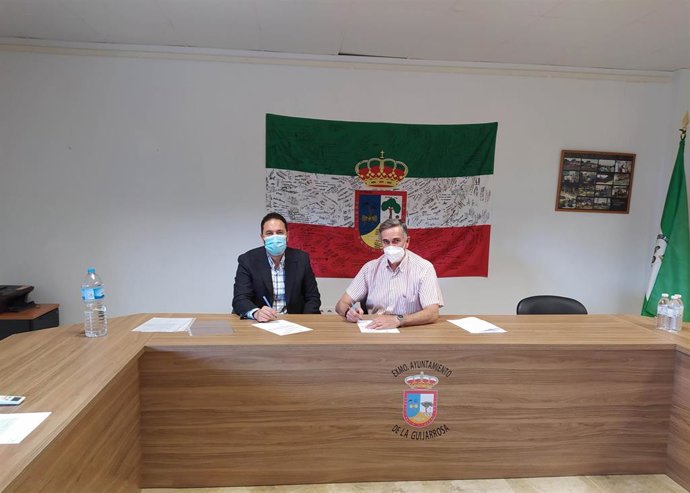 El delegado de Infraestructuras Rurales de la Diputación de Córdoba, Manuel Olmo (izda.), junto al alcalde de La Guijarrosa, Manuel Ruiz.