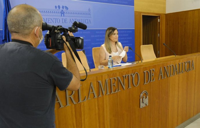 Archivo - La portavoz adjunta del Grupo Socialista en el Parlamento andaluz, María Márquez, en rueda de prensa en una foto de archivo.