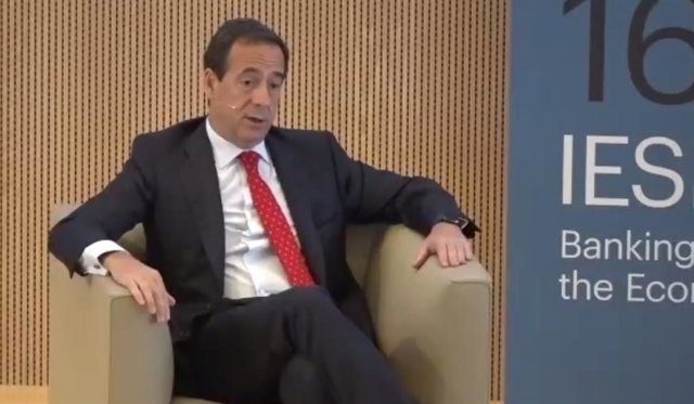 El consejero delegado de CaixaBank, Gonzalo Gortázar, en el '16 Encuentro del sector bancario' organizado por IESE y EY. Captura de pantalla de Zoom.