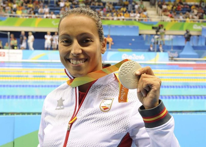 Archivo - Teresa Perales, con su plata en los 200 estilos en Río 2016, es una de los dos deportistas españoles cuya preparación podrán conocer los clientes de Caja Rural del Sur