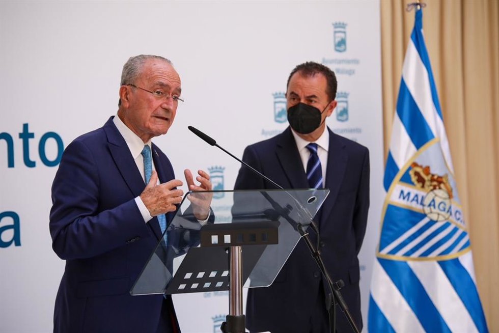 El alcalde, Francisco de la Torre, junto al administrador judicial del Málaga CF, José María Muñoz