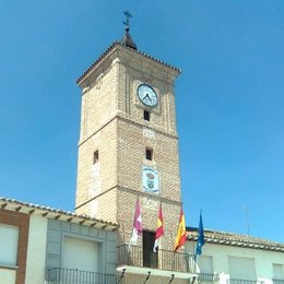 Fachada del Ayuntamiento de Santo Domingo Caudilla (Toledo).