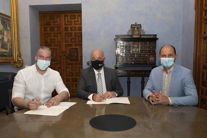 El presidente de la Diputación de Córdoba, Antonio Ruiz (centro), en la firma con el Ayuntamiento de La Carlota.