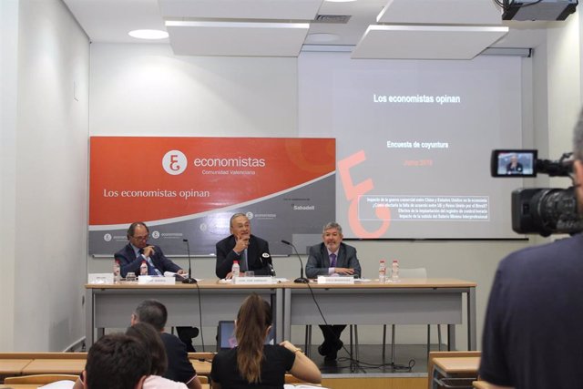 Archivo - Jaime Querol, Juan José Enrríquez y Francisco Menargues en la presentación de una de las encuestas de 'Los economistas opinan' (imagen de archivo)