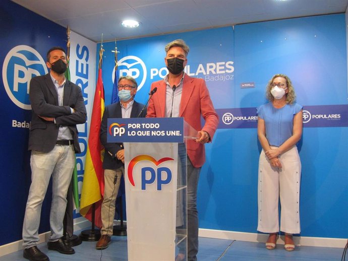 Diputados del PP en rueda de prensa en Badajoz