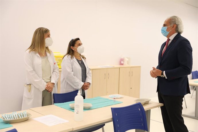 El consejero de Sanidad de la Comunidad de Madrid, Enrique Ruiz Escudero, conversa con dos enfermeras en el punto de vacunación contra el Covid-19 dirigido a la población general puesto en marcha por El Corte Inglés