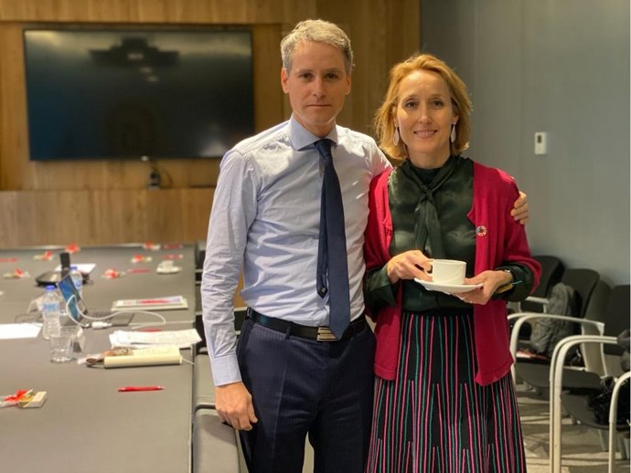 Archivo - El economista jefe del Grupo Andbank y director de inversiones de Andbank España, Alex Fusté,  y la responsable de macro de Andbank España, Marian Fernández, en una imagen de archivo.