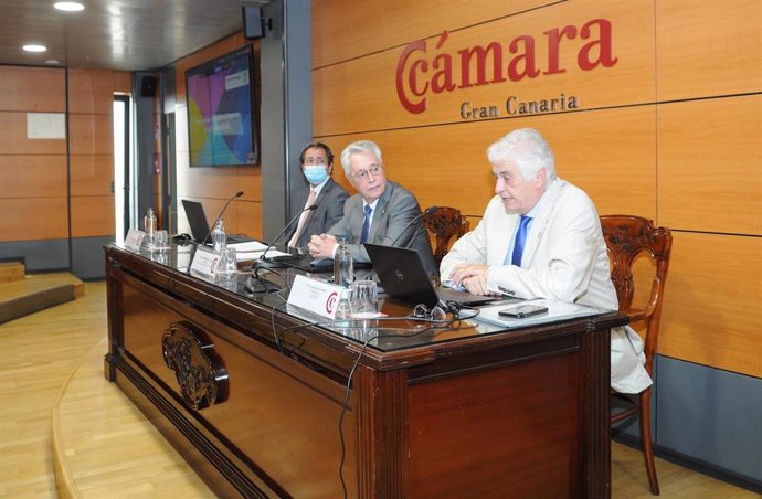 El presidente de la Cámara de Comercio de Gran Canaria, José Sánchez Tinoco , junto al presidente de COFIDES, José Luis Curbelo,