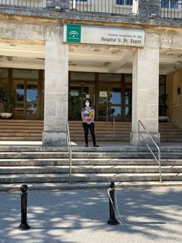 Mercedes Gámez, en la entrada al Hospital Doctor Sagaz, popularmente conocido como El Neveral