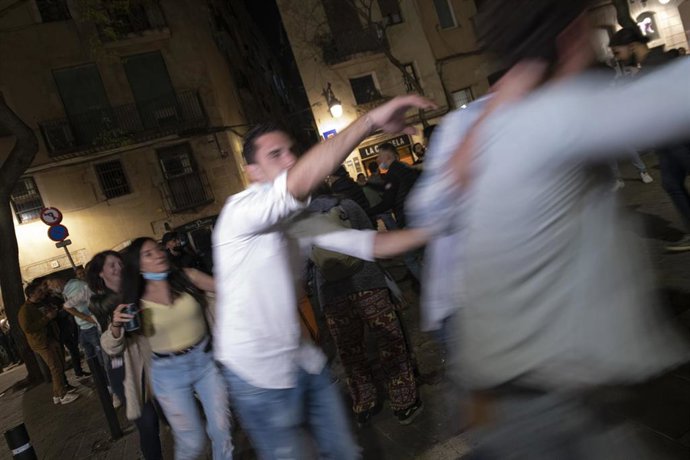 Archivo - Imagen de botellón.