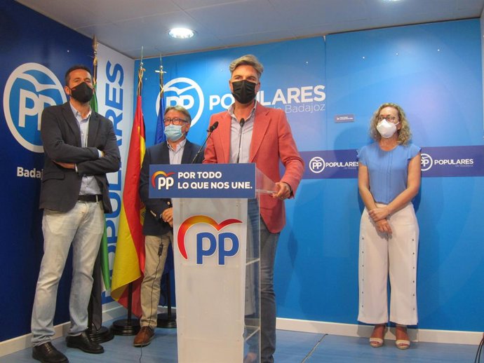 Diputados del PP en rueda de prensa en Badajoz