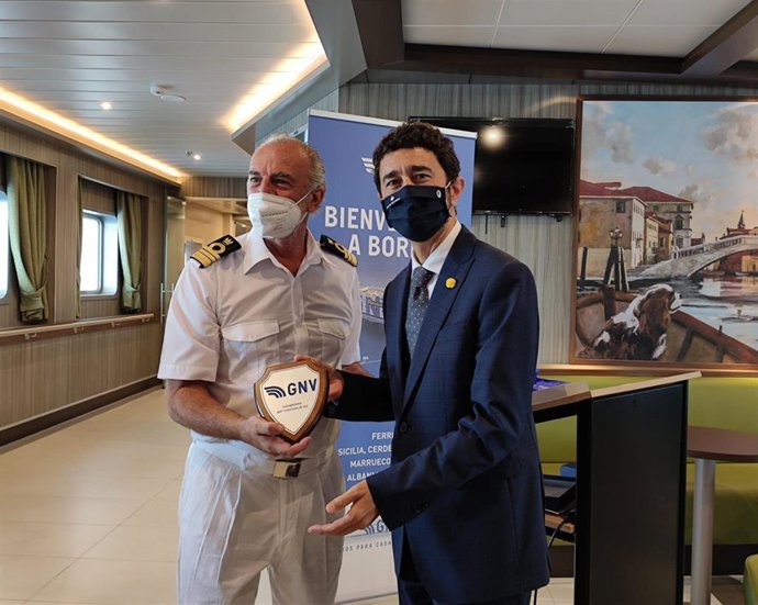 El presidente del Puerto de Barcelona, Dami Calvet, junto al capitán de un barco de GNV