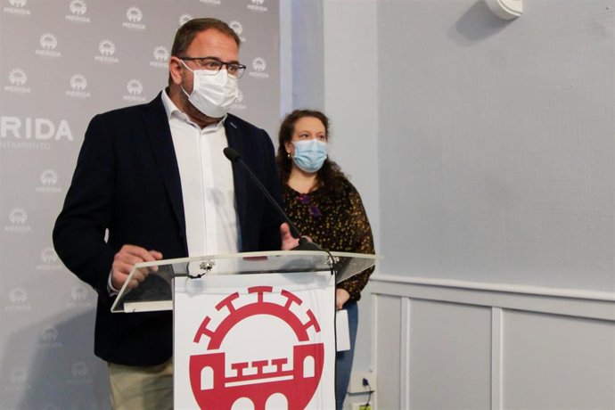 El alcalde de Mérida, Antonio Rodríguez Osuna, y el portavoz municipal, Carmen Yáñez, en rueda de prensa