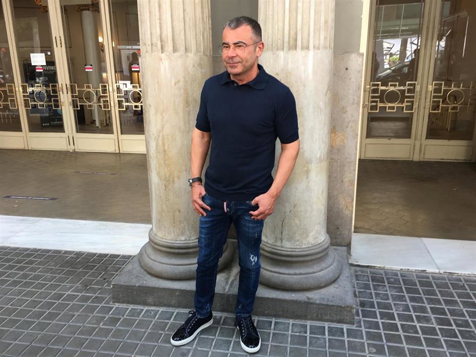El comunicador Jorge Javier Vázquez, ante el Teatre Tívoli de Barcelona