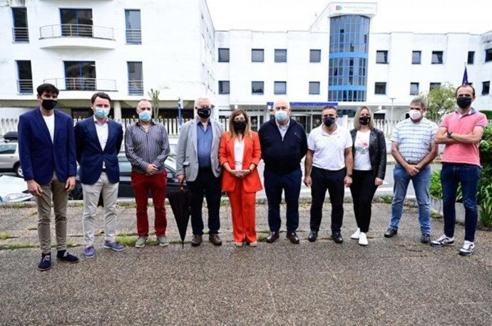 La presidenta del PP de Cantabria, María José Sázn de Buruaga, y alcaldes del PP frente al Hospital de Laredo