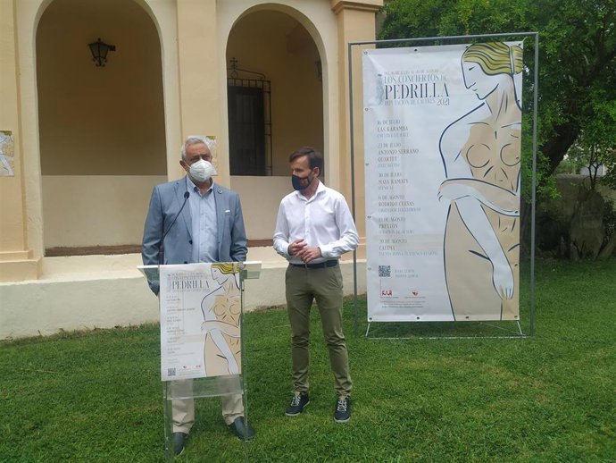 El presidente de la Diputación de Cáceres y el diputado de Cultura presentan los Conciertos del Pedrilla en Cáceres, que ofrecen este verano seis conciertos con aforo de 400 personas