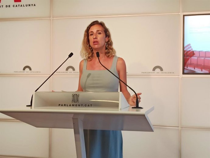 La diputada de la CUP en el Parlament Laia Estrada en rueda de prensa en el Parlament