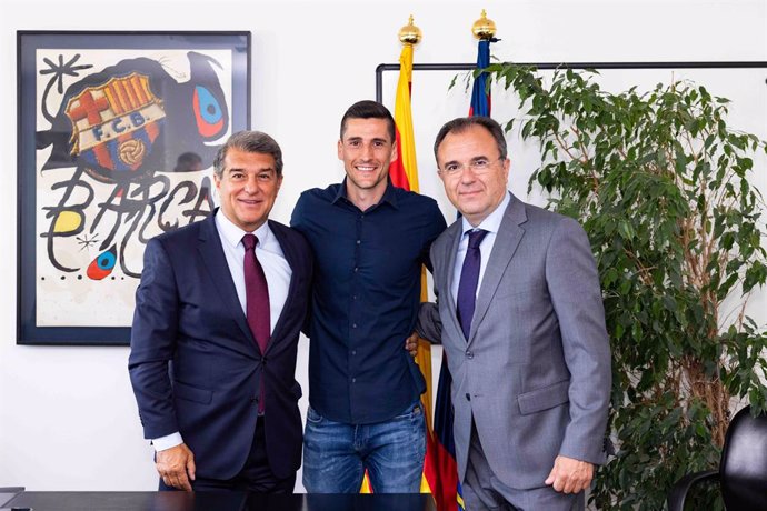 El presidente del FC Barcelona, Joan Laporta, con el nuevo fichaje del equipo de fútbol sala Carlos Ortiz