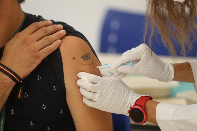 Una persona se vacuna contra el Covid-19.