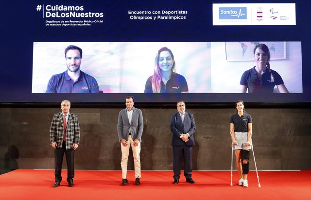 Los presidentes del COE, Alejandro Blanco, y del CPE, Miguel Carballeda, junto al consejero delegado de Sanitas, Iñaki Peralta, y los deportistas olímpicos Carolina Marín y Saúl Craviotto, y las paralímpicas Sara Andrés y Eva Moral.